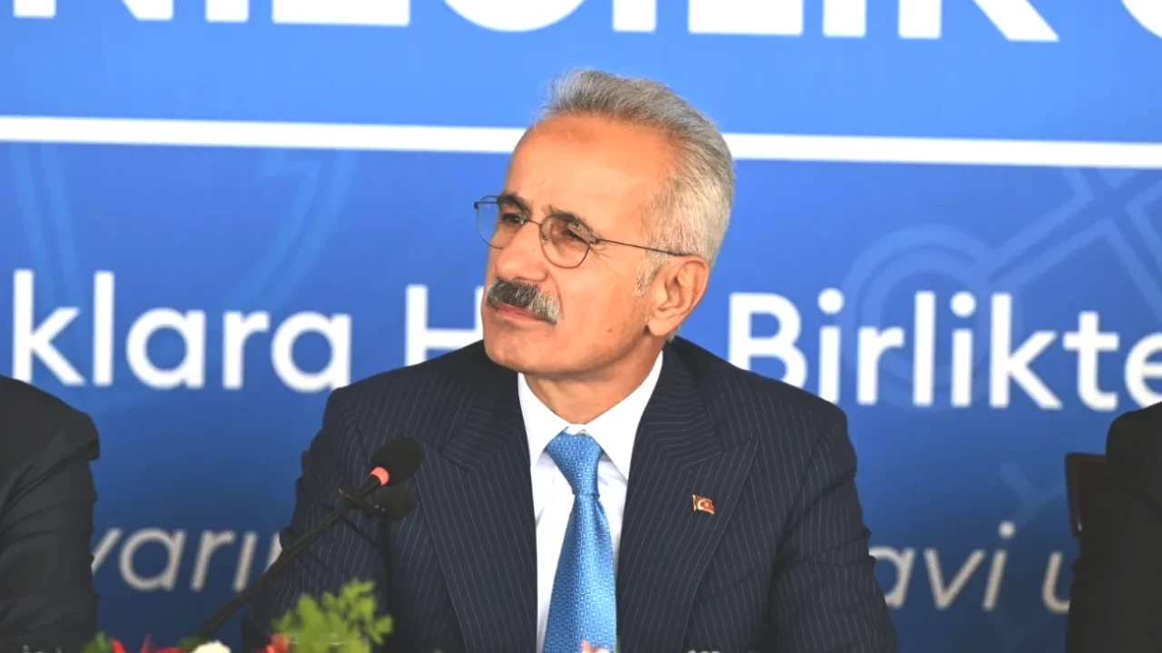 Tarih Yazıldı! Bakan Uraloğlu, Türkiye'nin İlk 10'a Girdiğini Duyurdu!